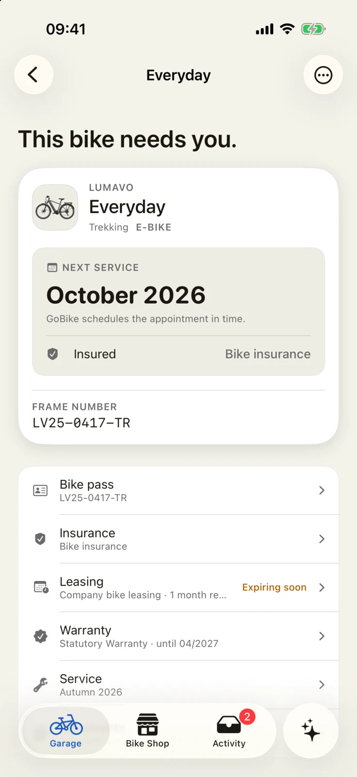 GoBike app: Bike Pass of the e-trekking bike “Everyday” with next service, frame number, and entries for insurance, leasing, and warranty